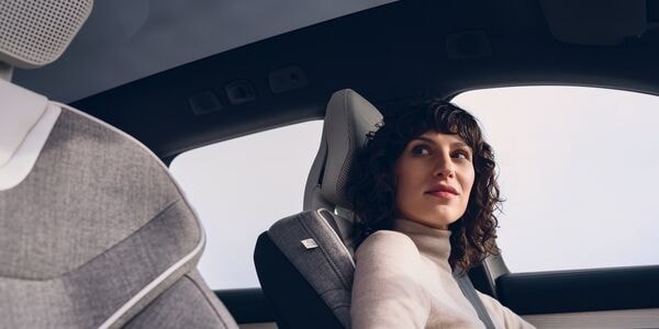 woman open the car door