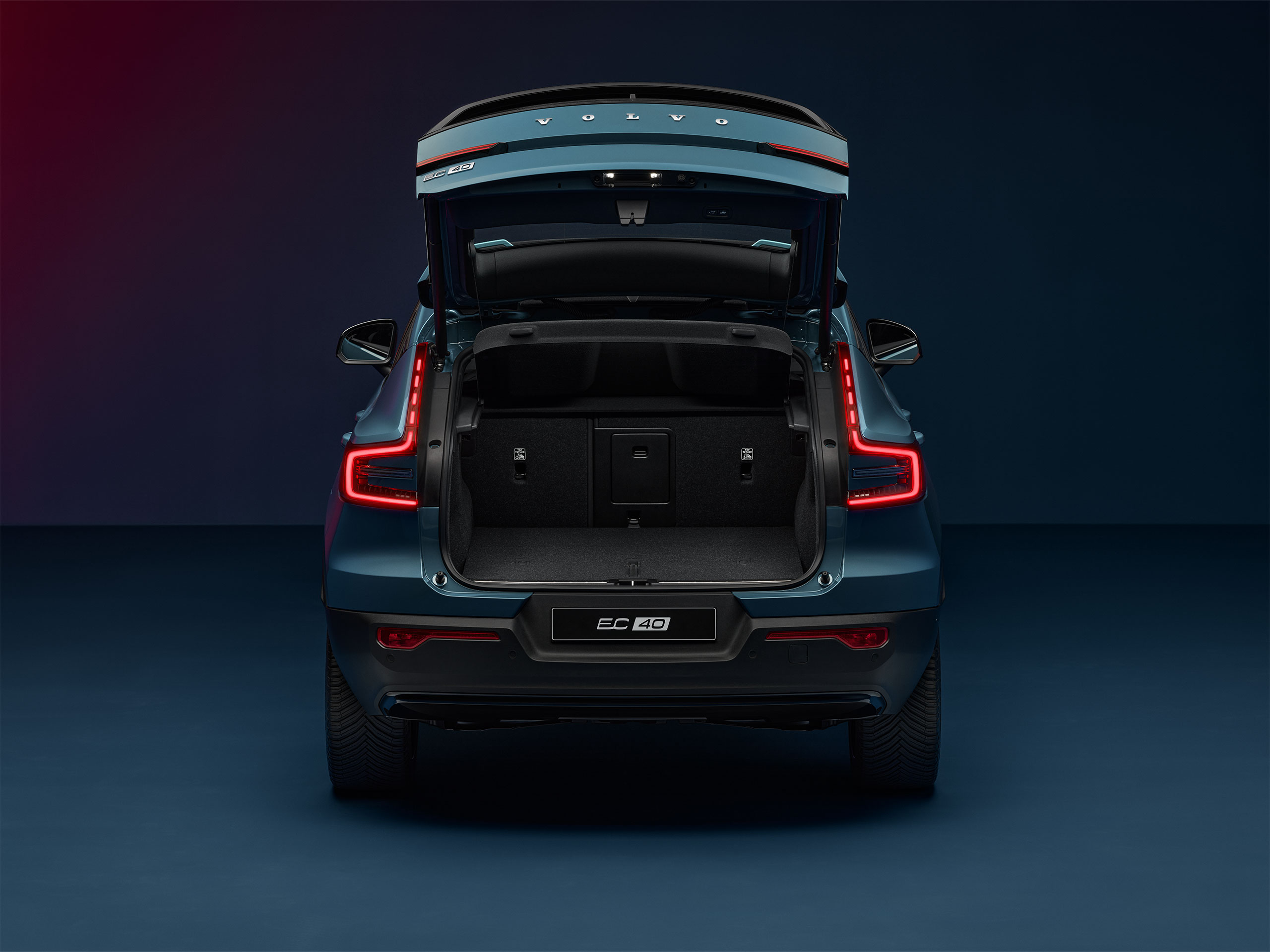 Otvorené dvere batožinového priestoru modrého vozidla Volvo EC40