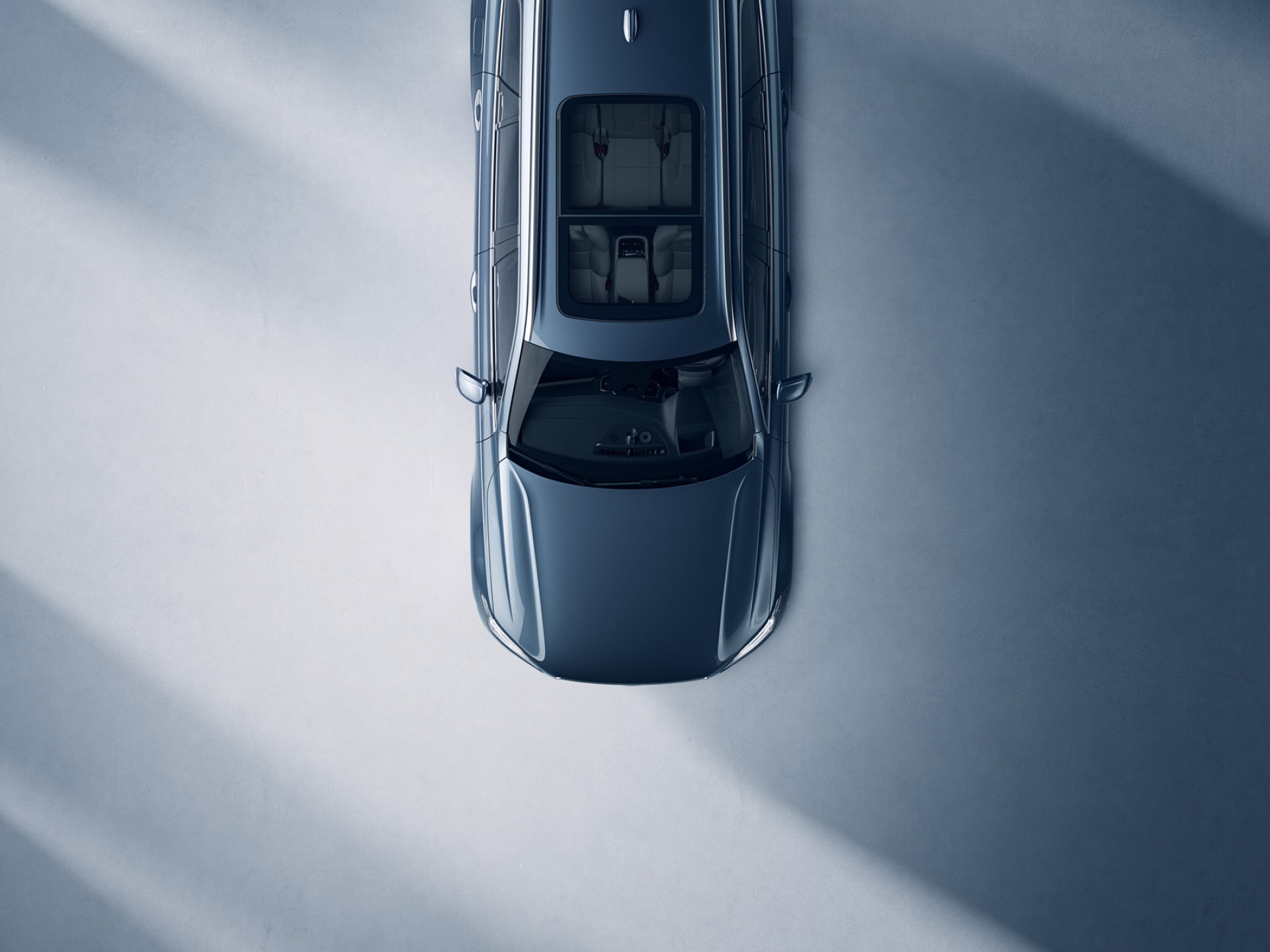 Një imazh me pamje nga sytë e shpendëve që tregon çatinë panoramike të një Volvo XC90.