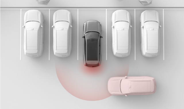 Advertencia sobre tráfico en sentido perpendicular detrás del automóvil.