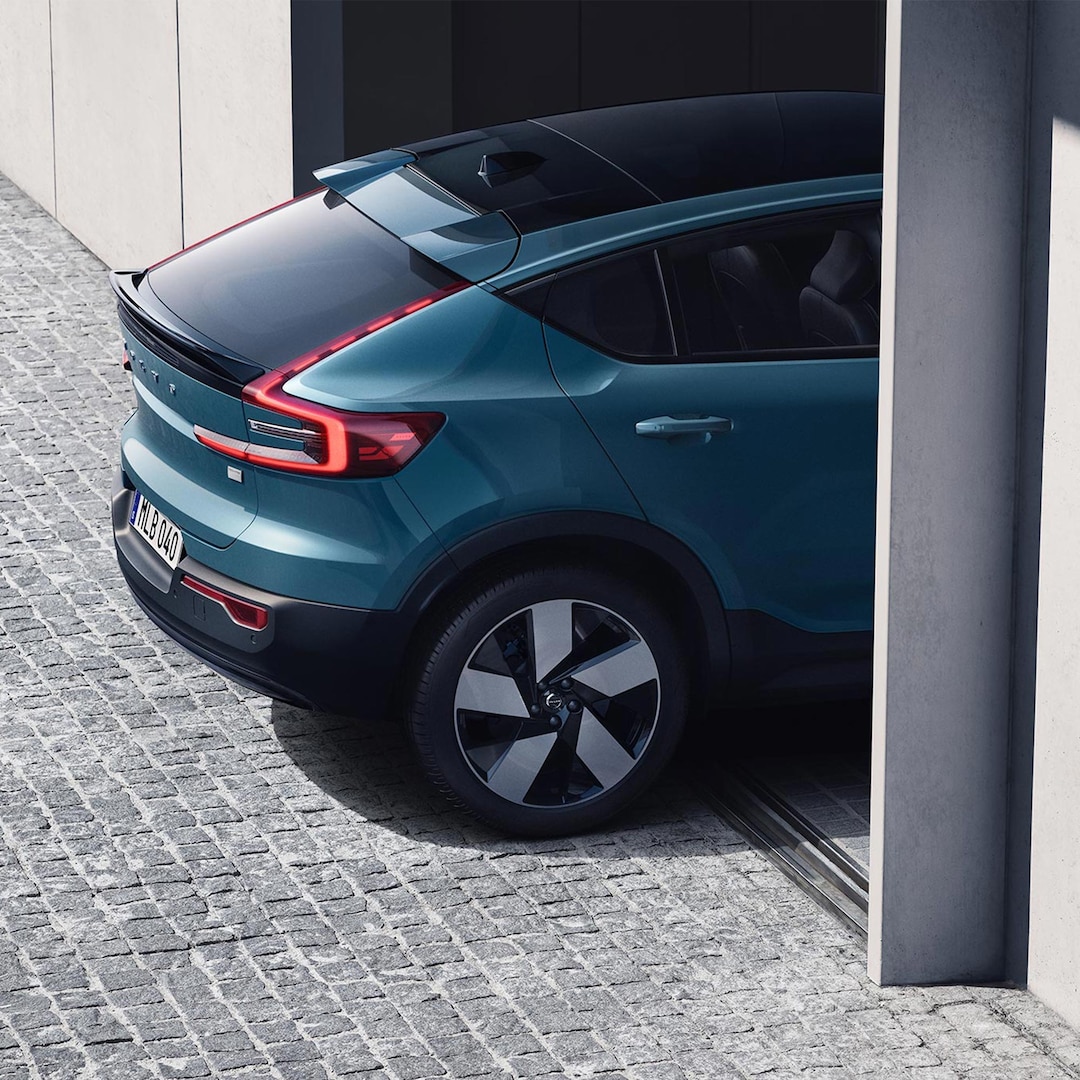 Exterior traseiro do Volvo C40 Recharge em Fjord Blue.