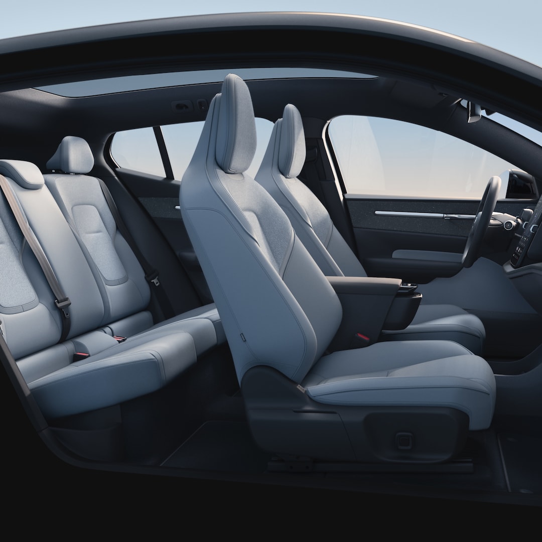 Der 5-sitzige Innenraum des Volvo EX30 in einem Innenraumdesign mit der Bezeichnung Breeze.