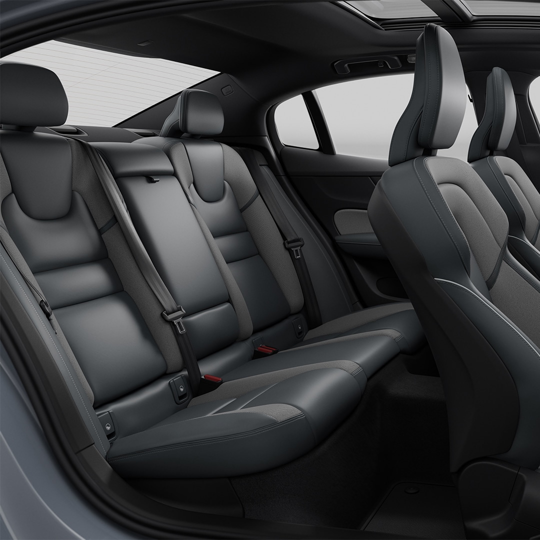 Wide-angle view of the entire Volvo S60 mild hybrid cabin.