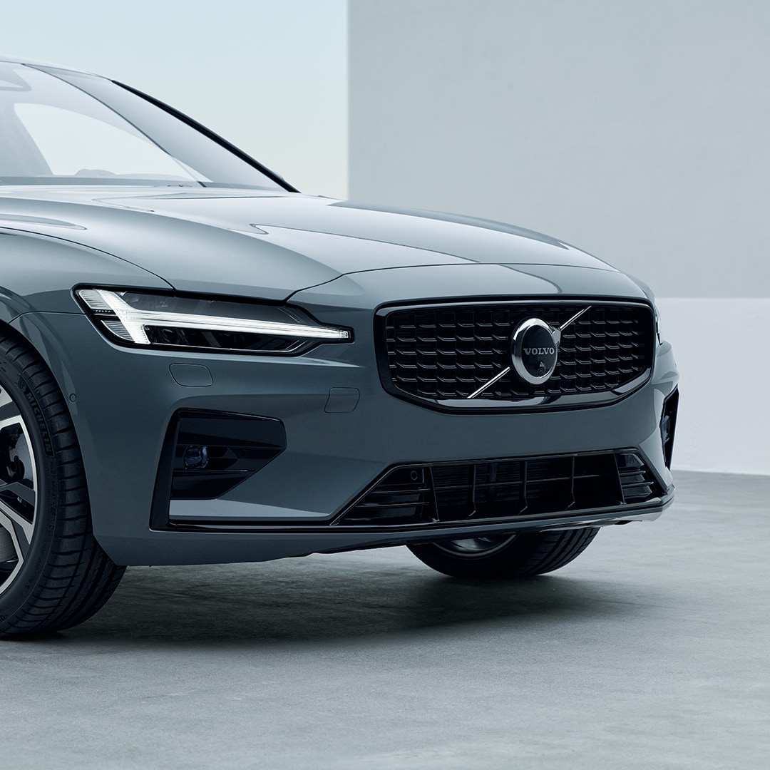 Front- und Seitenansicht des Volvo S60 Mild-Hybrid mit LED-Scheinwerfern.