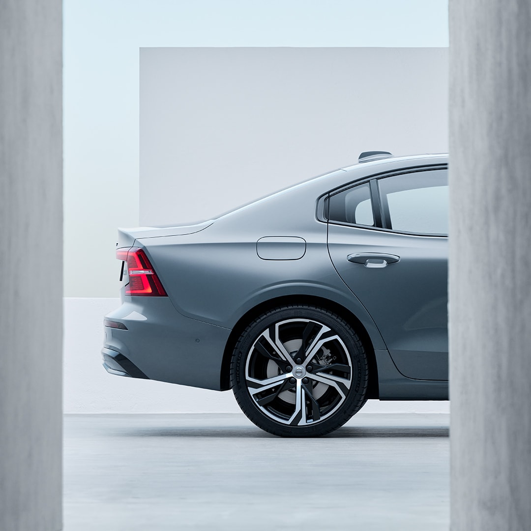 Das moderne Radkappen-Design des Volvo S60 Mild-Hybrid.