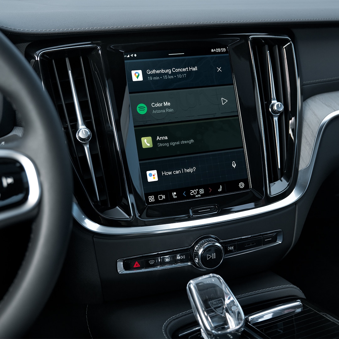 Verticale centrale display en dubbele ventilatieroosters in de Volvo S60 Recharge Plug-in hybrid.