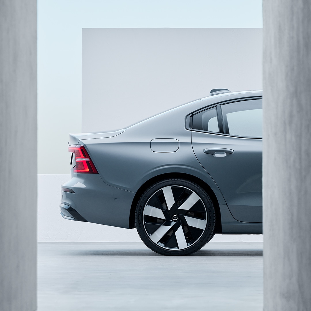 Aerodynamic wheel design on the Volvo S60 Recharge.