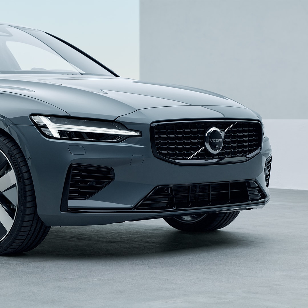 LED-Scheinwerfer und Seitenansicht des Volvo S60 Recharge Plug-in Hybrid.