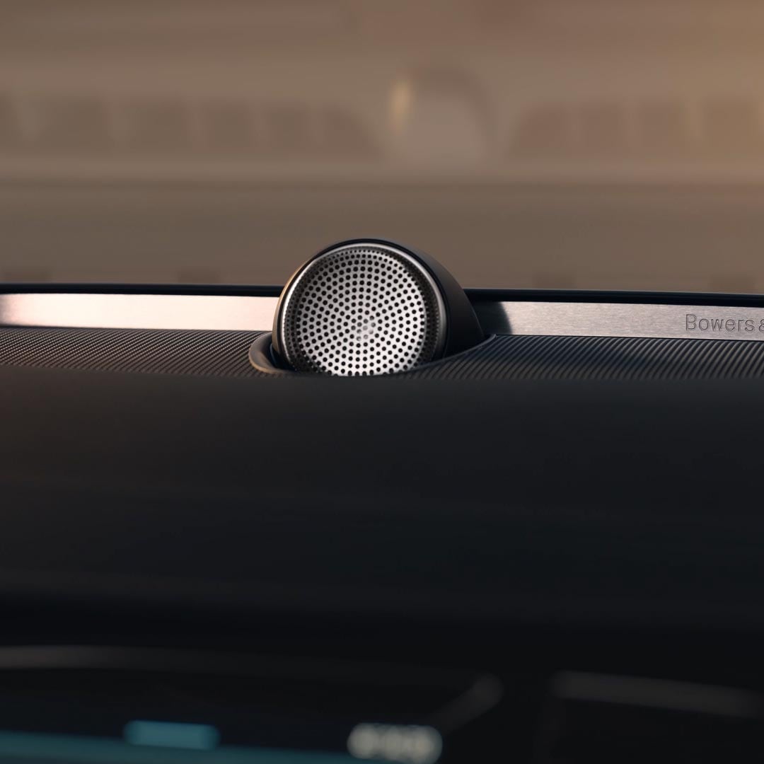 Gros plan sur un haut-parleur Bowers & Wilkins dans une Volvo S90.