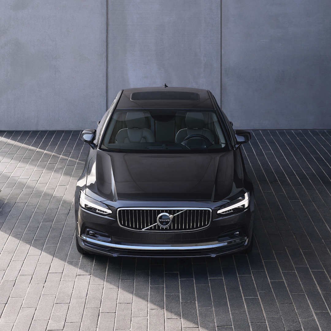 Volvo S90 no augšas un priekšpuses.