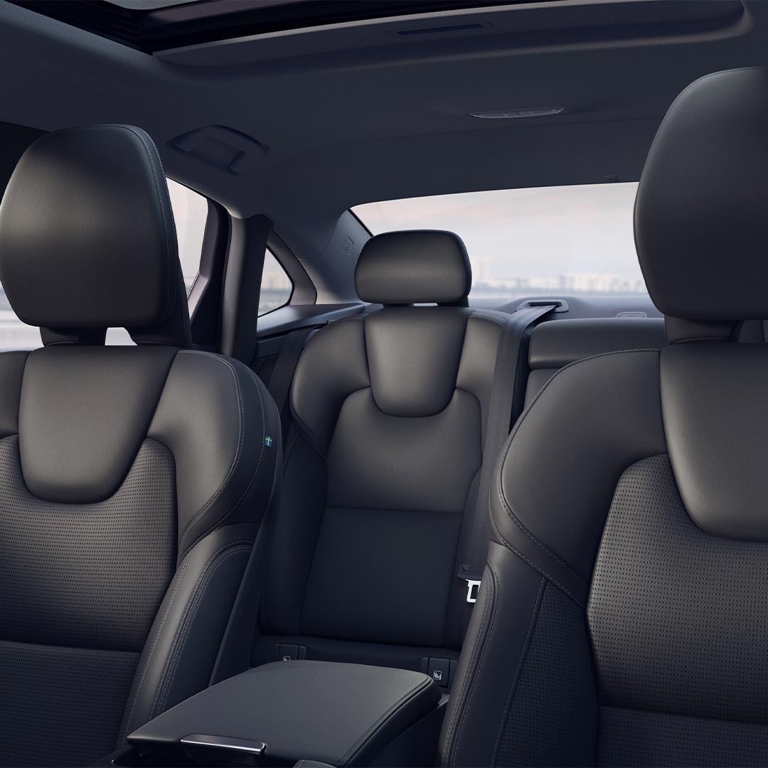 Interieur met de stoelen in antracietkleurig nappaleer in een Volvo S90 Plug-in hybrid.