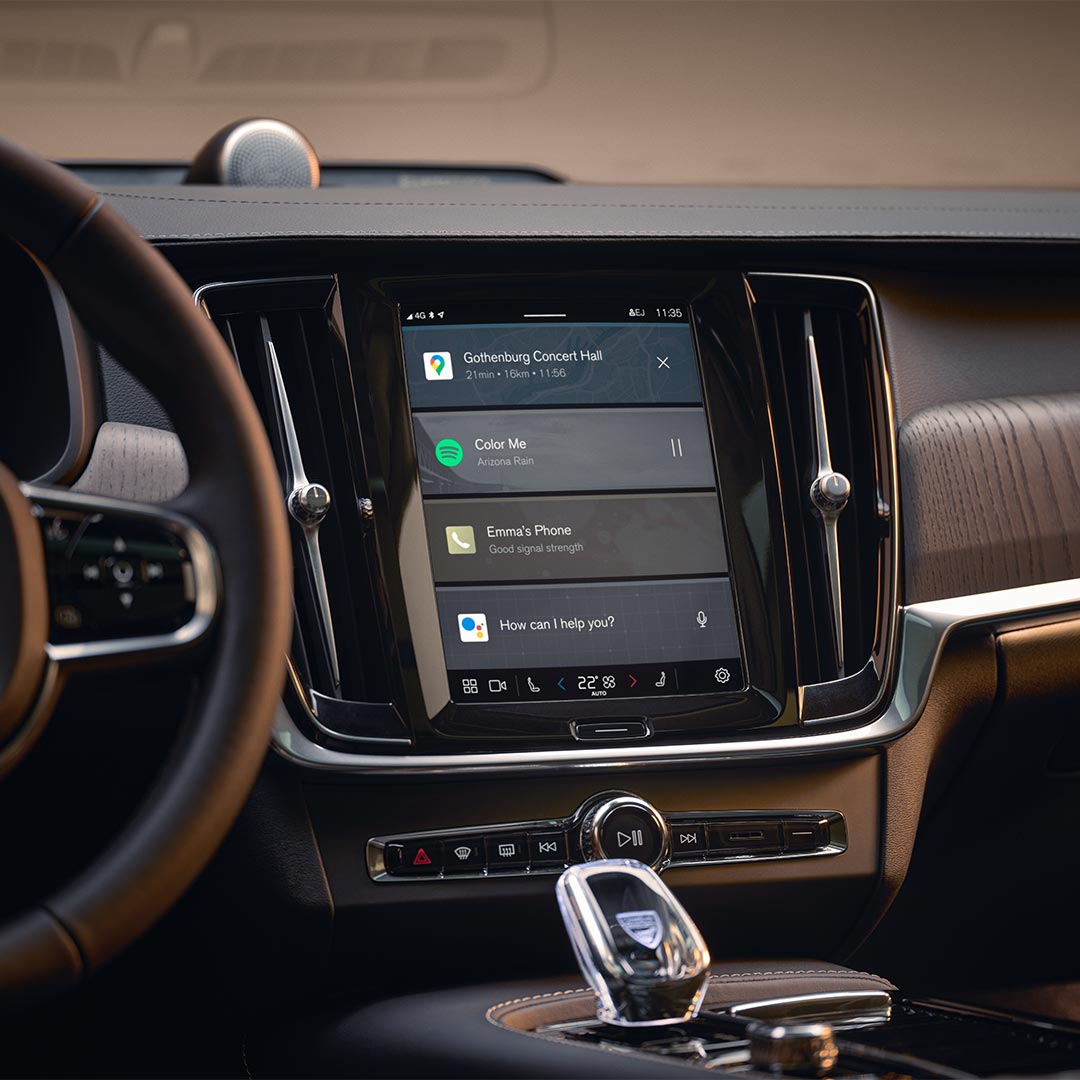 Close-up van het touchscreentablet met hoge resolutie voor het centrale display van de S90 Plug-in Hybrid.