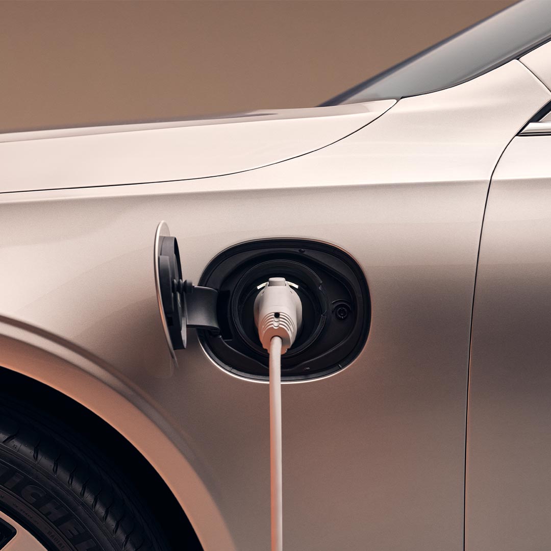 Immagine di un cavo di ricarica collegato a una Volvo S90 Plug-in hybrid.