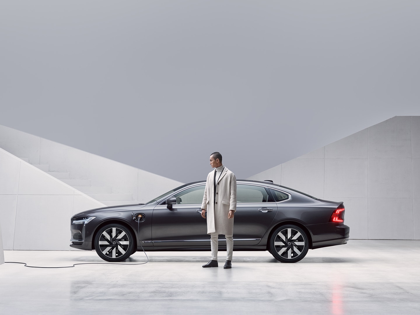 Volvo deals hybrid sedan