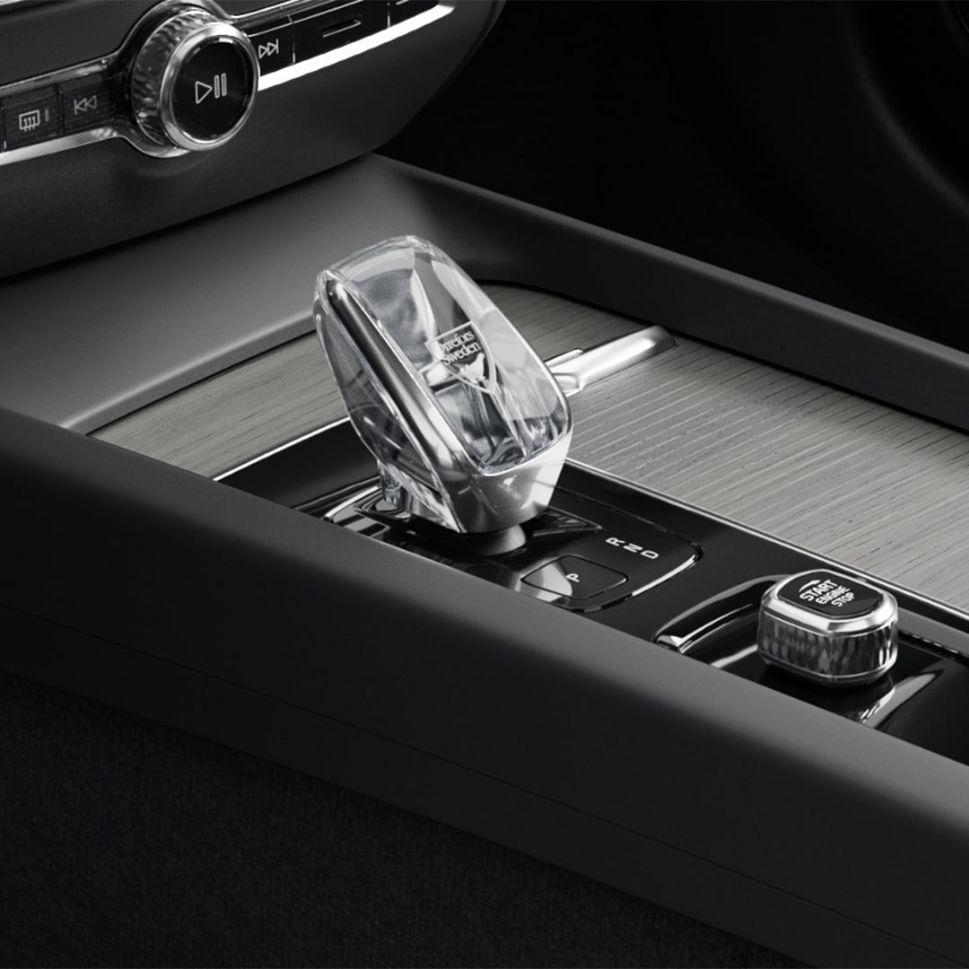 Start button and crystal gear shifter in the centre console of the Volvo V60 Cross Country.