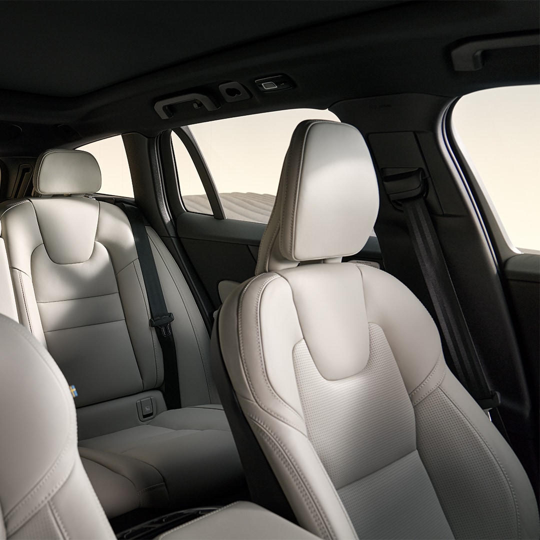 Front and rear leather upholstered seats in the Volvo V60 Cross Country.