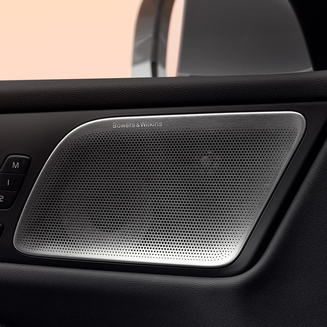 Närbild på en Bowers & Wilkins-dörrhögtalare och passagerarreglage i Volvo V60 mildhybrid.