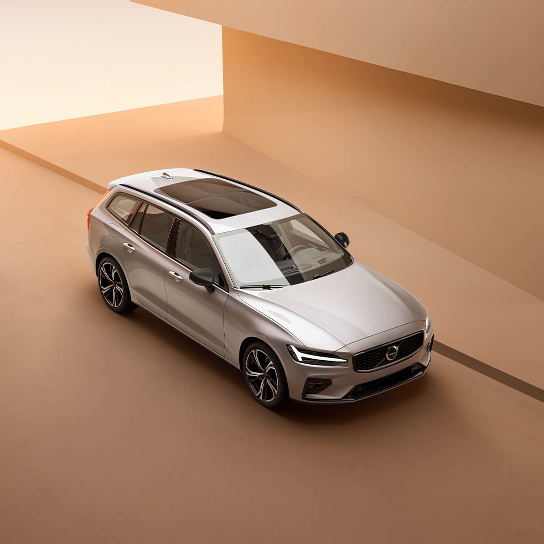Volvo V60 高效輕油電的全景天窗俯瞰圖。