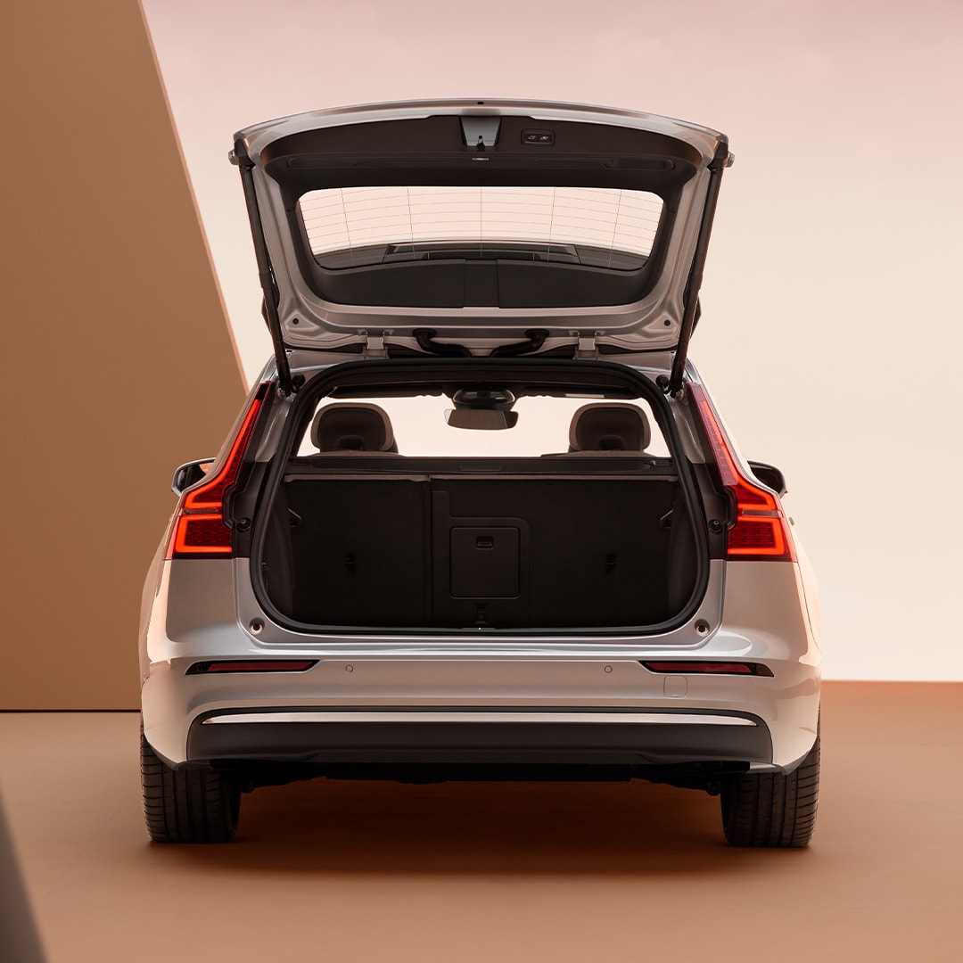 Prtljažnik i veliki prostor za odlaganje u lakom hibridu Volvo V60.