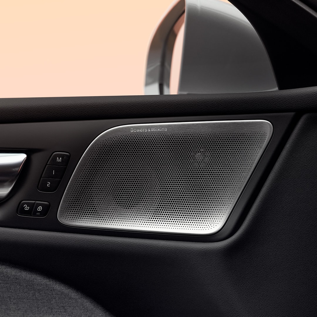 Bowers & Wilkins durvju skaļruņa un pasažieru vadības ierīču tuvplāns Volvo V60 Recharge uzlādējamā hibrīdā.