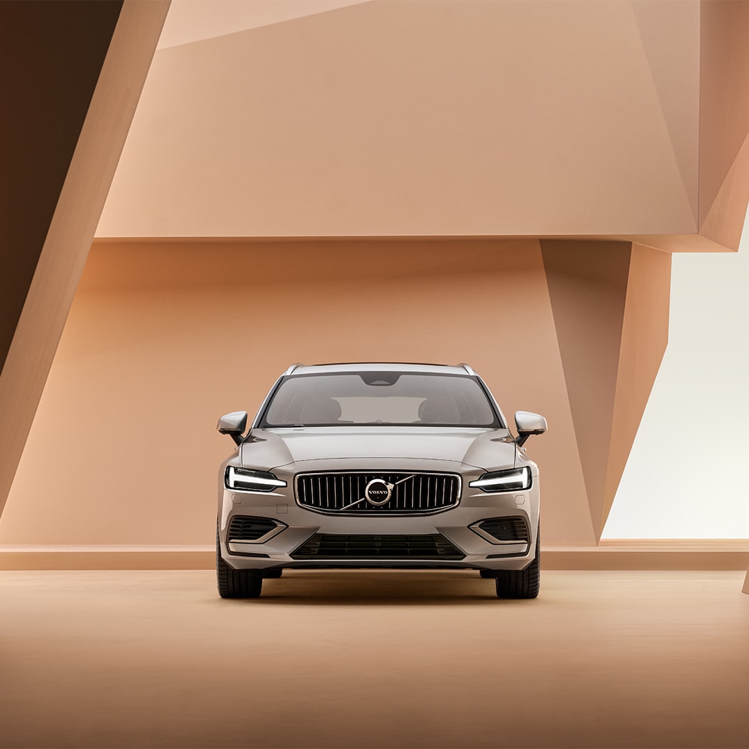 Volvo V60 Recharge 雙能電動車的車頭外觀。