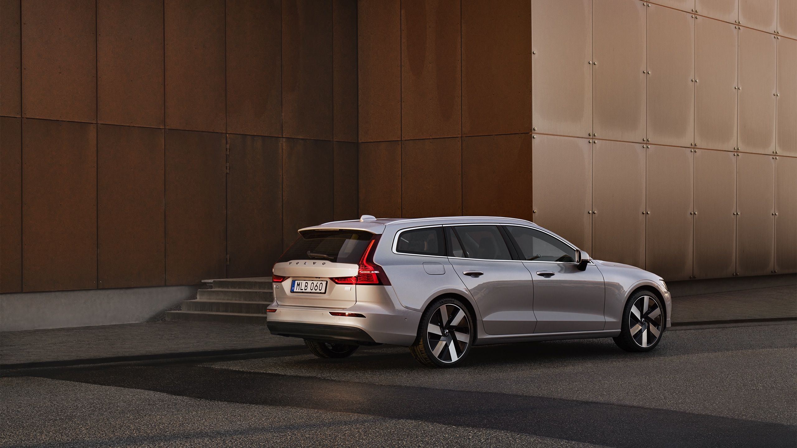 Exterior side and rear design of the Volvo V60 Recharge.