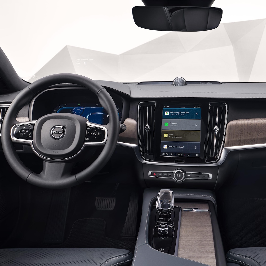 Innenansicht der Vordersitze im Volvo V90 Cross Country mit Lenkrad, Fahrerdisplay und mittlerem Display.