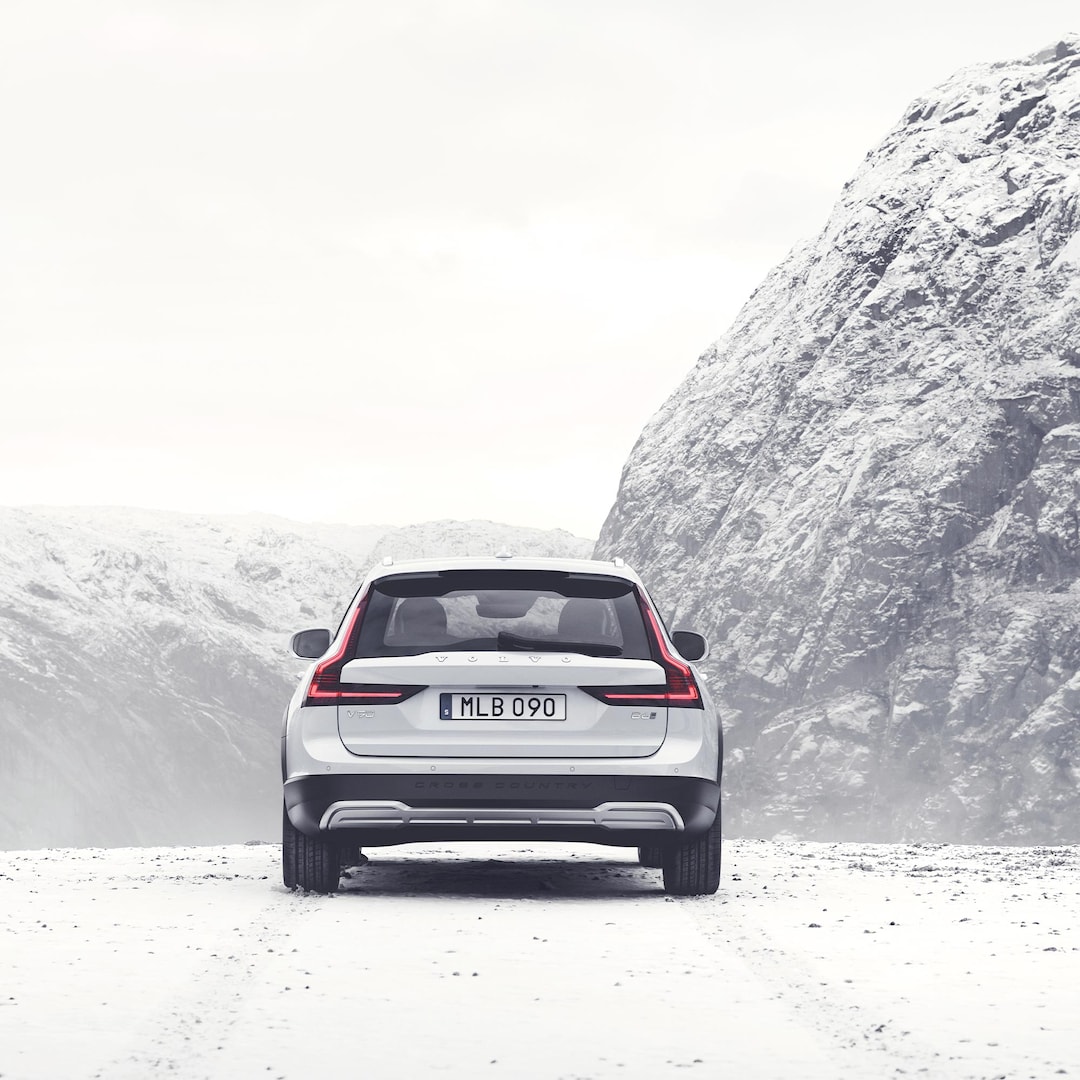 Pohled zezadu na Volvo V90 Cross Country v bílém odstínu laku Crystal White.