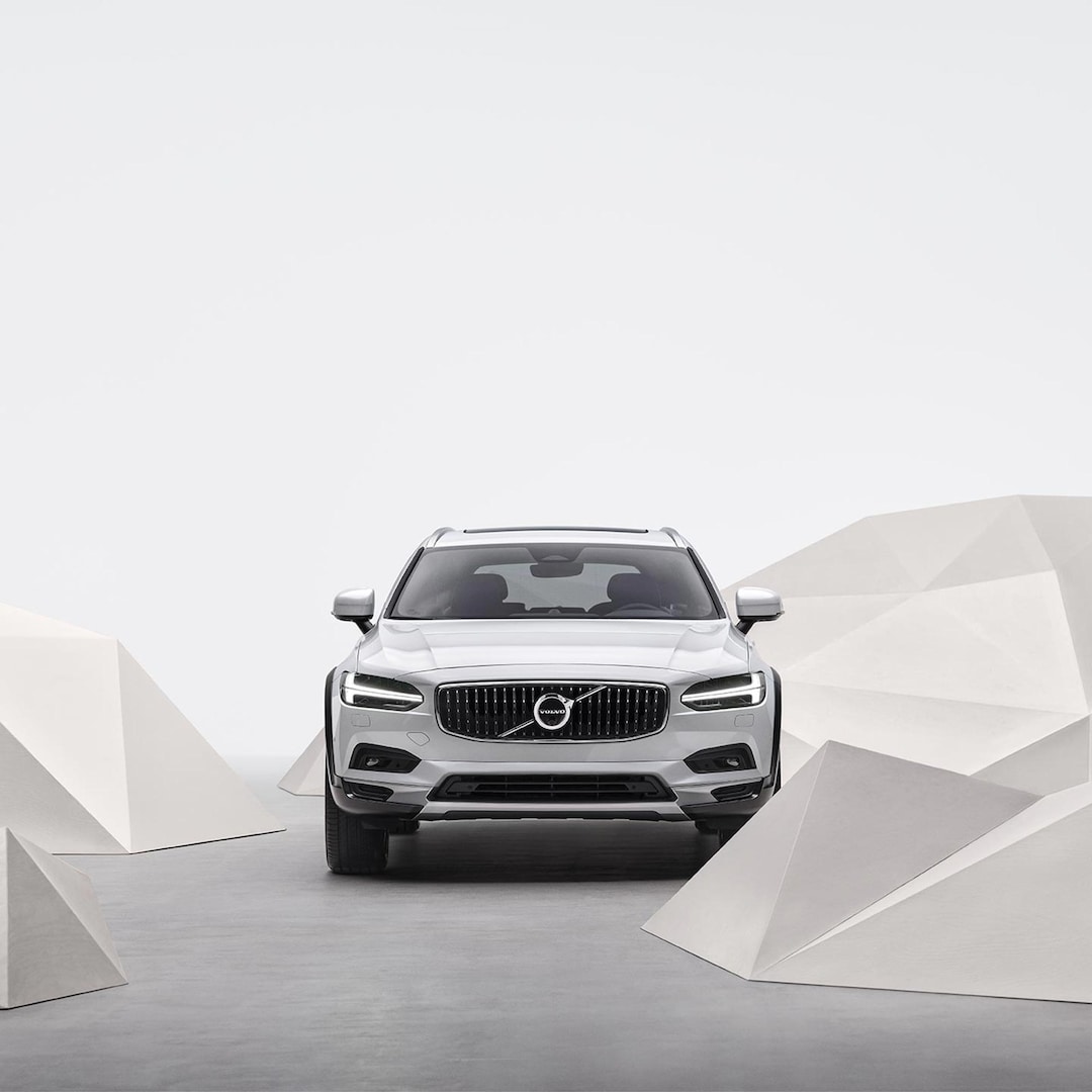 외부 앞면에서 바라본 크리스탈 화이트 색상의 Volvo V90 Cross Country.