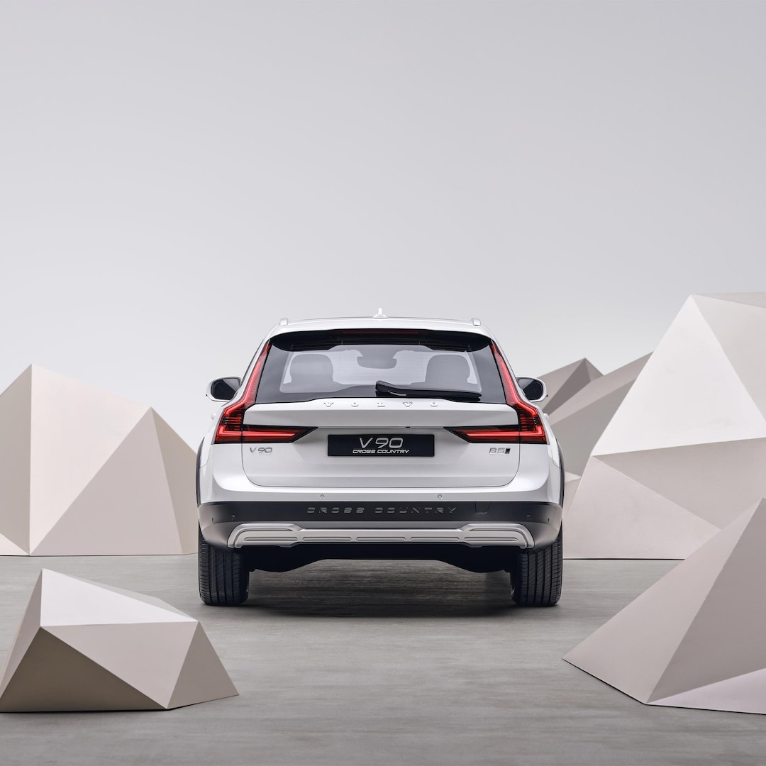 Vista exterior trasera del Volvo V90 Cross Country en color Crystal White.