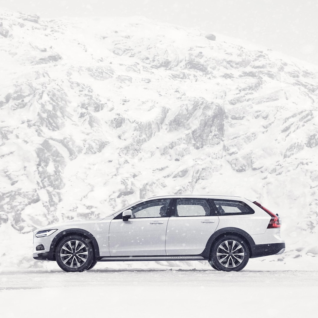 Seitliche Heckansicht des Volvo V90 Cross Country in Crystal White.