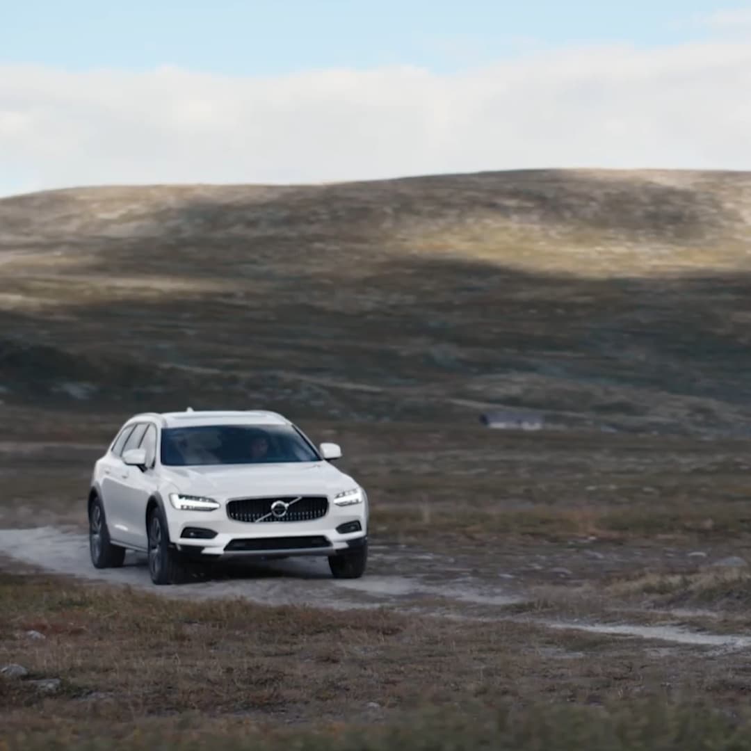 Volvo V90 Cross Country in Crystal White.