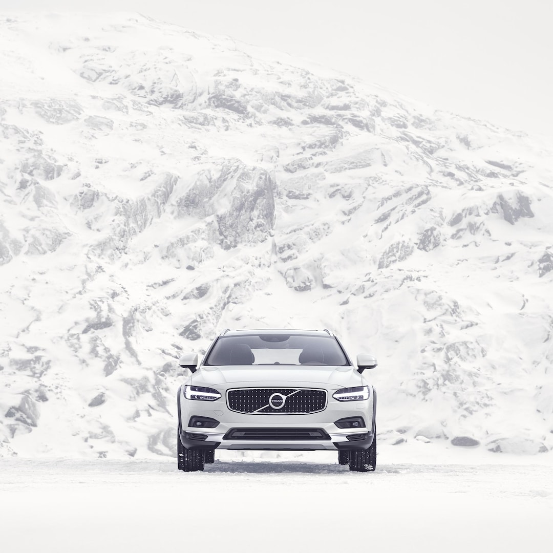 Exterior front view of the Volvo V90 Cross Country in Crystal White.