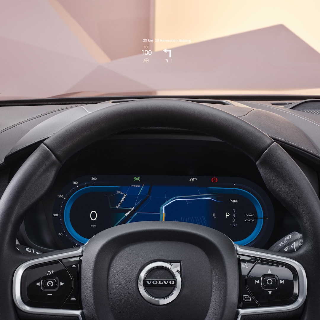 Blick vom Fahrersitz auf Lenkrad und Fahrerdisplay des Volvo V90.