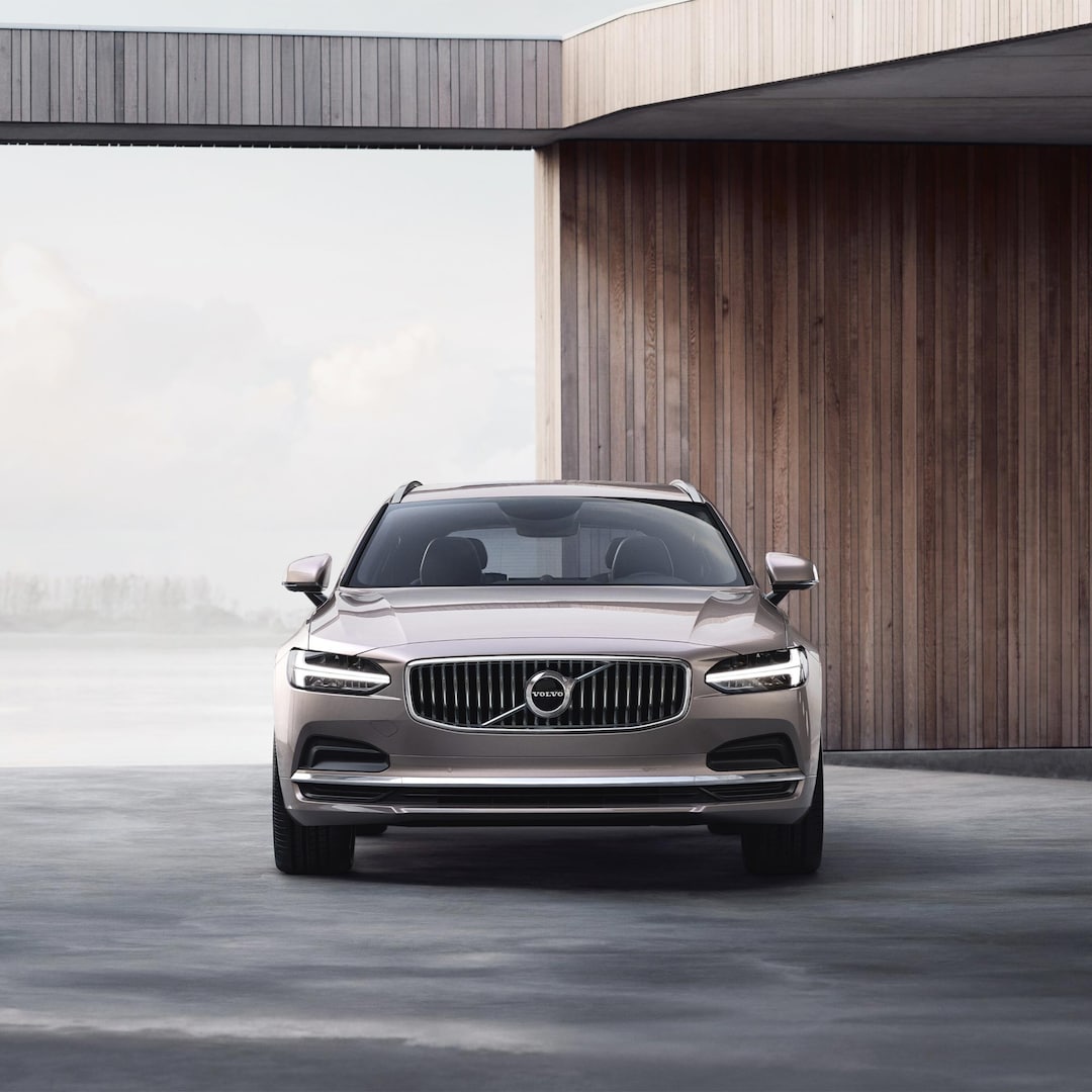 Diseño exterior frontal del Volvo V90.