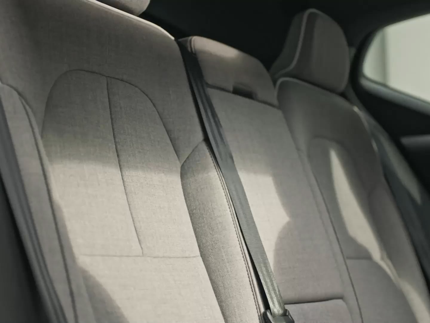 The Volvo XC40 Recharge pure electric’s grey Tailored Wool Blend upholstered split-folding back passenger seats.