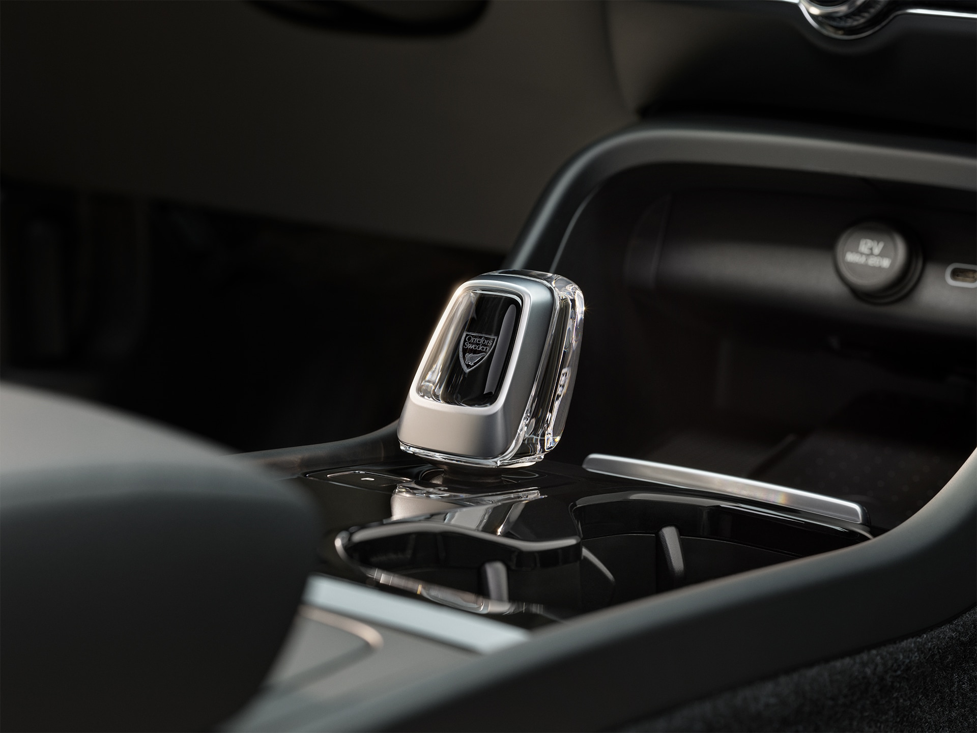 Close-up of the crystal gear shifter in the black centre console of the Volvo XC40 Recharge pure electric.