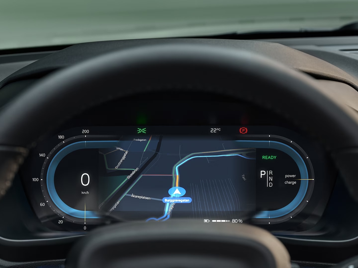 Écran numérique d'information du conducteur derrière le volant du Volvo XC40 Recharge entièrement électrique.
