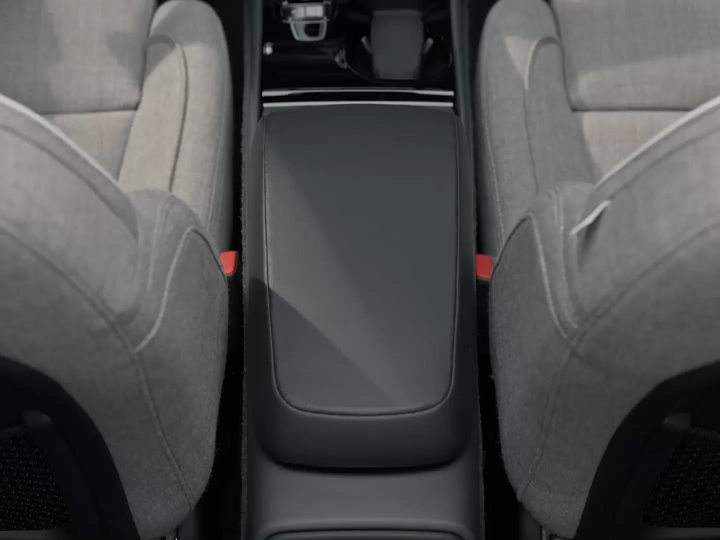 Couvercle de la console centrale servant d’accoudoir entre les sièges avant d’un Volvo XC40 Recharge entièrement électrique.