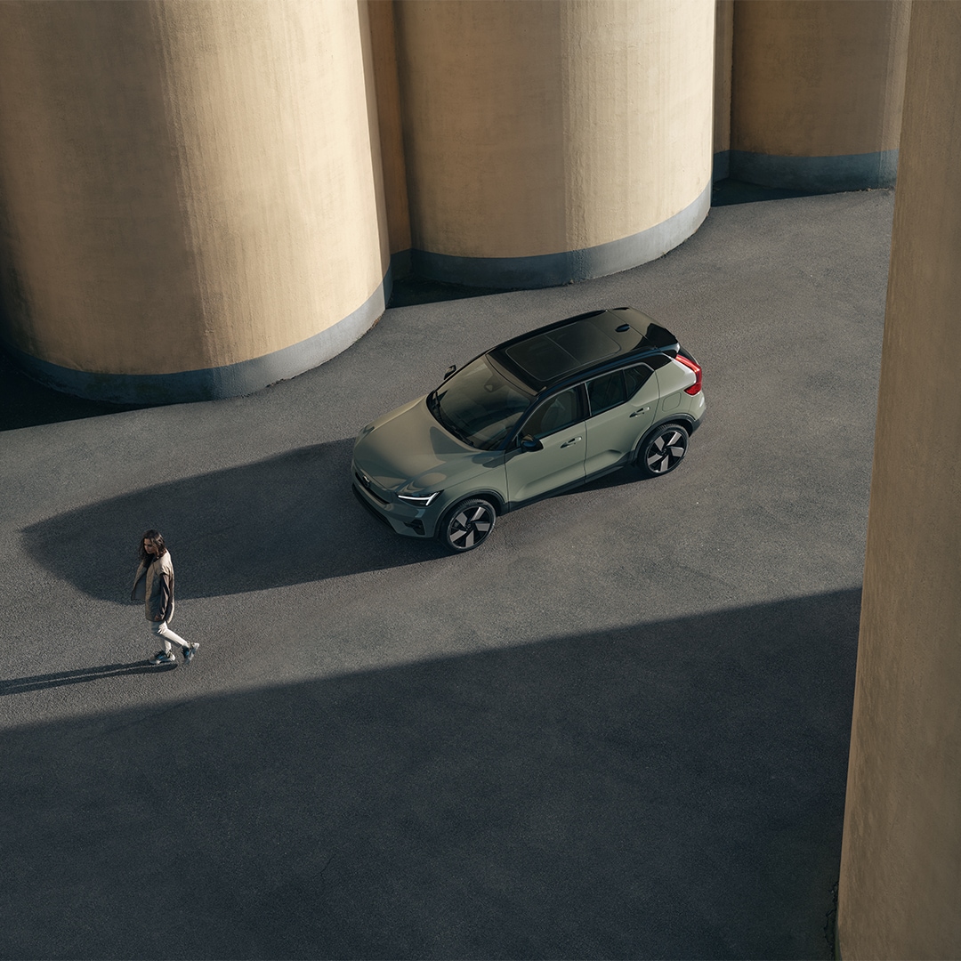 Design em dois tons com teto em cor contrastante do Volvo XC40 Recharge Pure Electric.