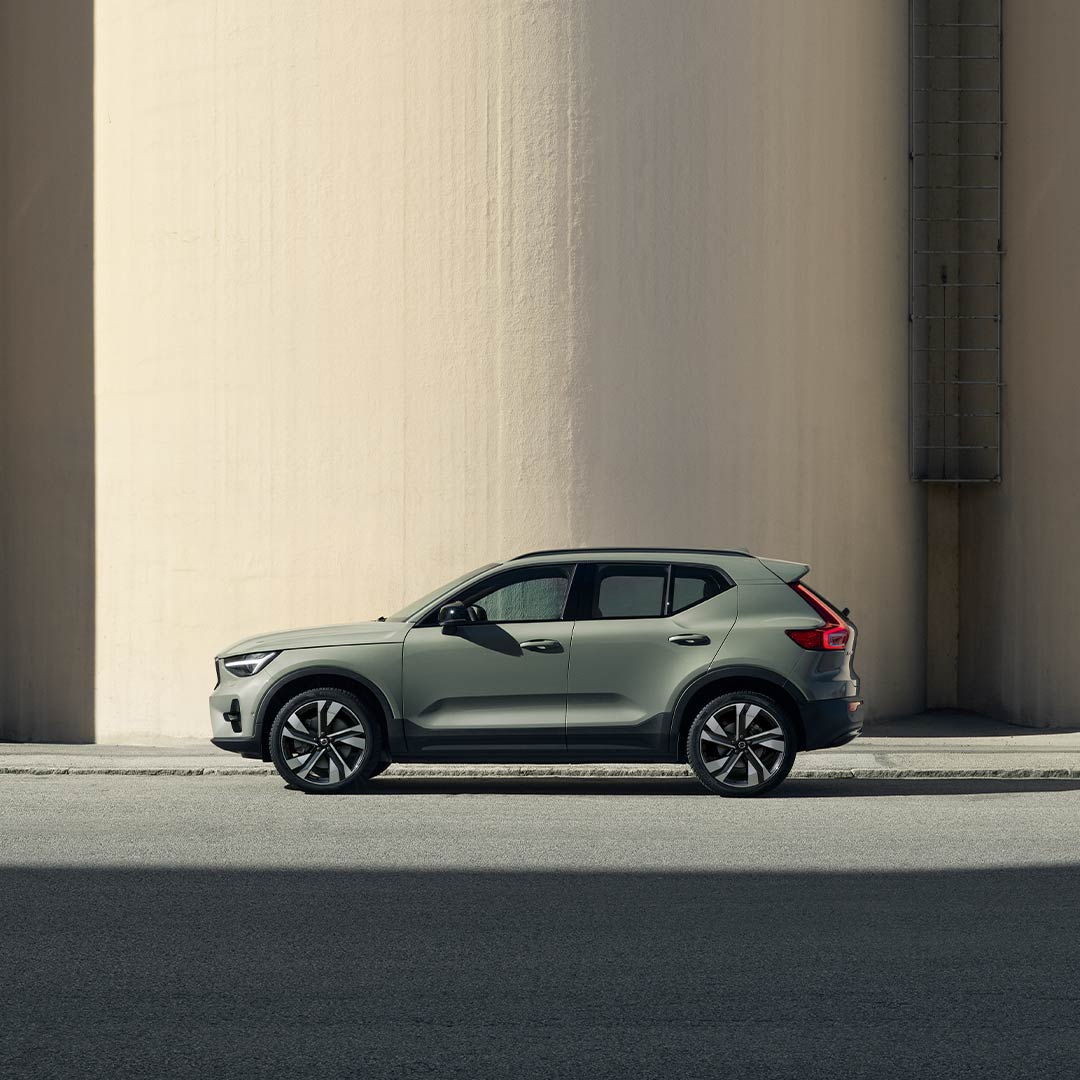 Volvo XC40 高效輕油電休旅車的側面輪廓。