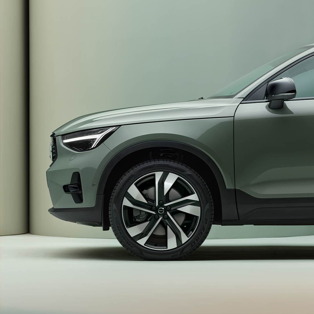 Volvo XC40 高效輕油電休旅車的輪轂蓋和輪圈設計。