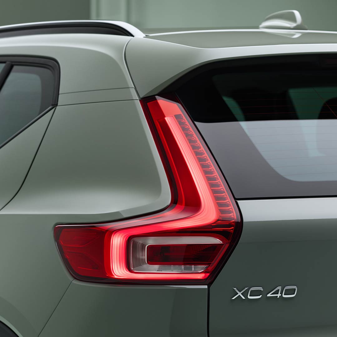 Volvo XC40 高效輕油電休旅車的 LED 尾燈提升能見度。