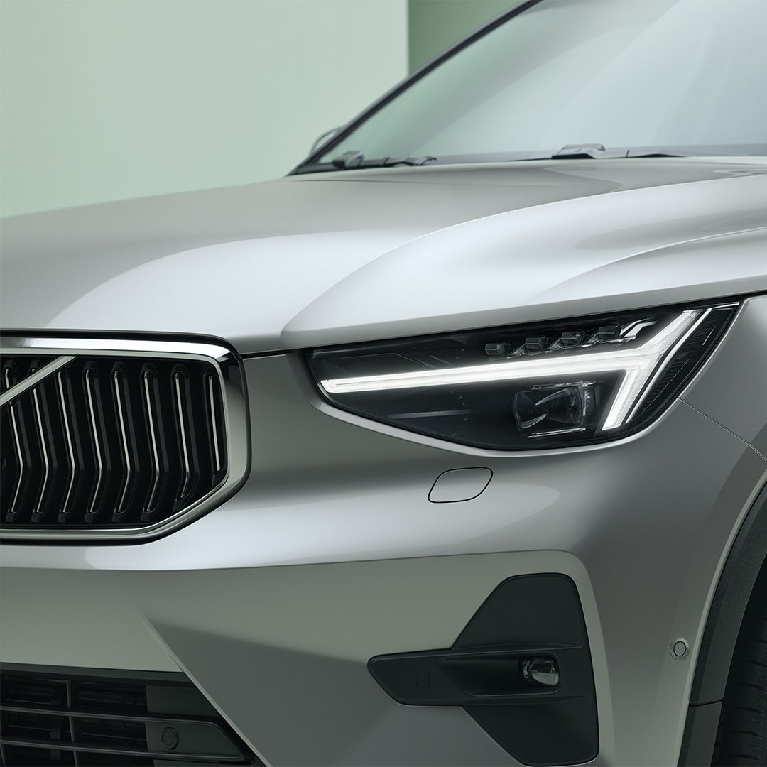 The Volvo XC40 mild hybrid’s front exterior with LED headlamps.