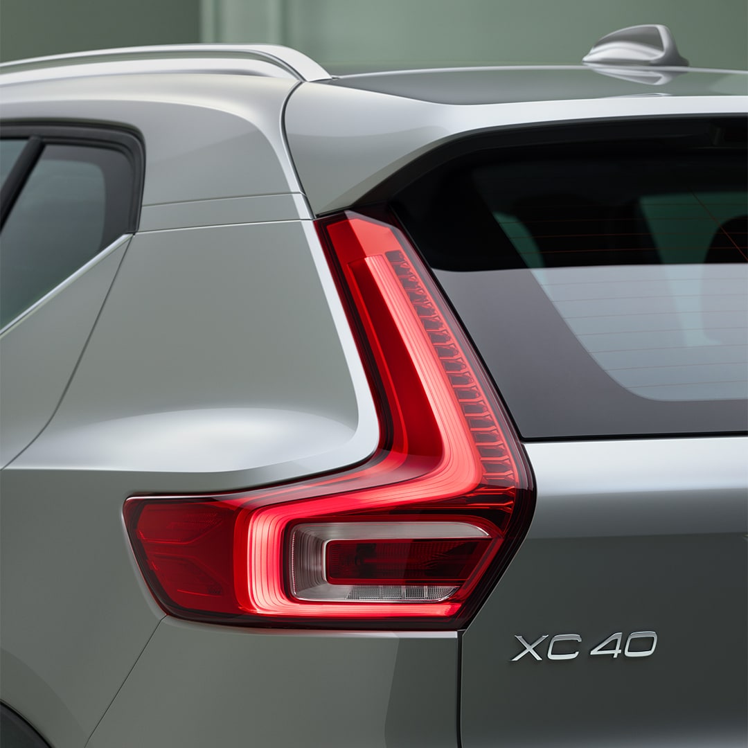 LED rear lights of the Volvo XC40 mild hybrid SUV for enhanced visibility.