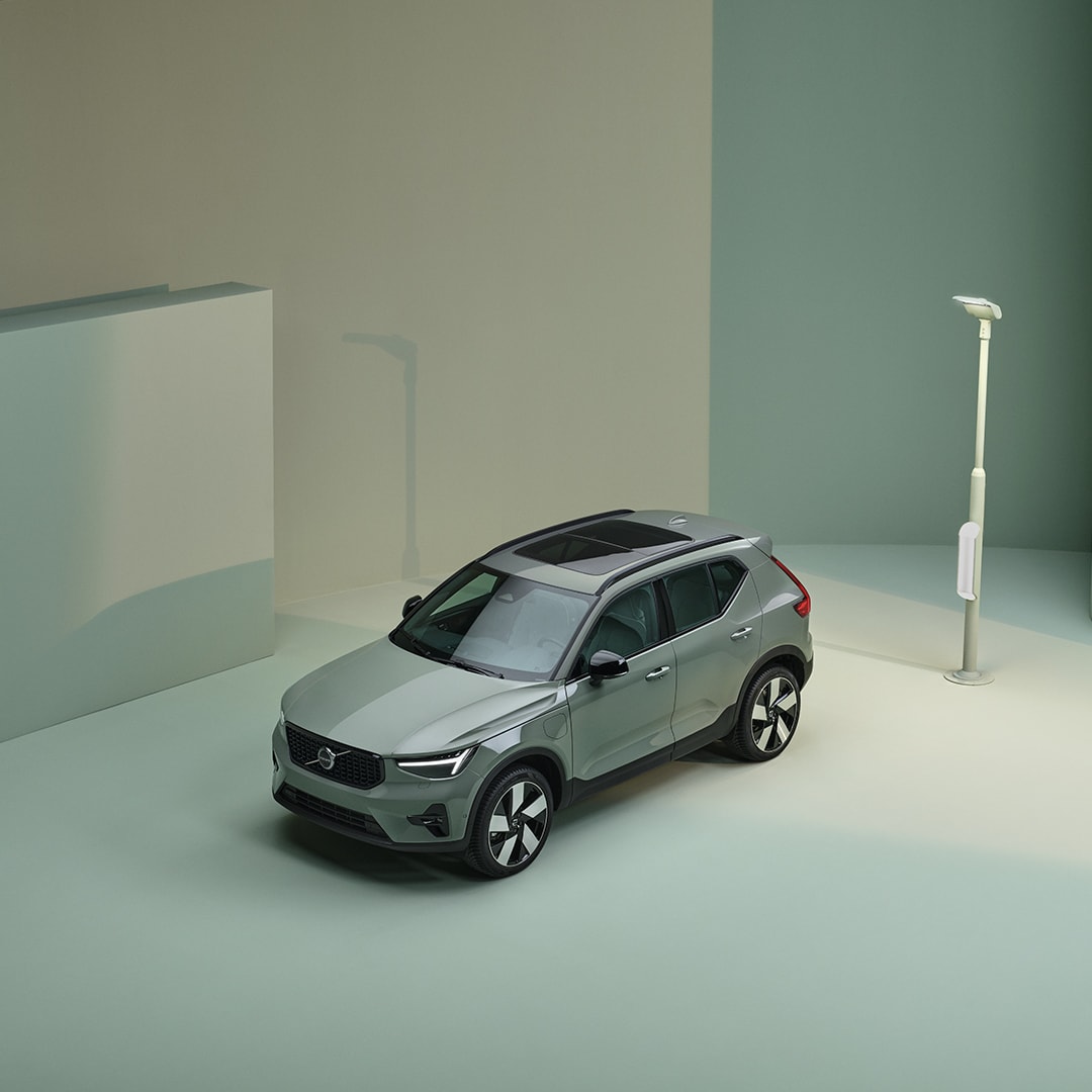 SUV Volvo XC40 Recharge Plug-in Hybrid visto da una posizione laterale sopraelevata.