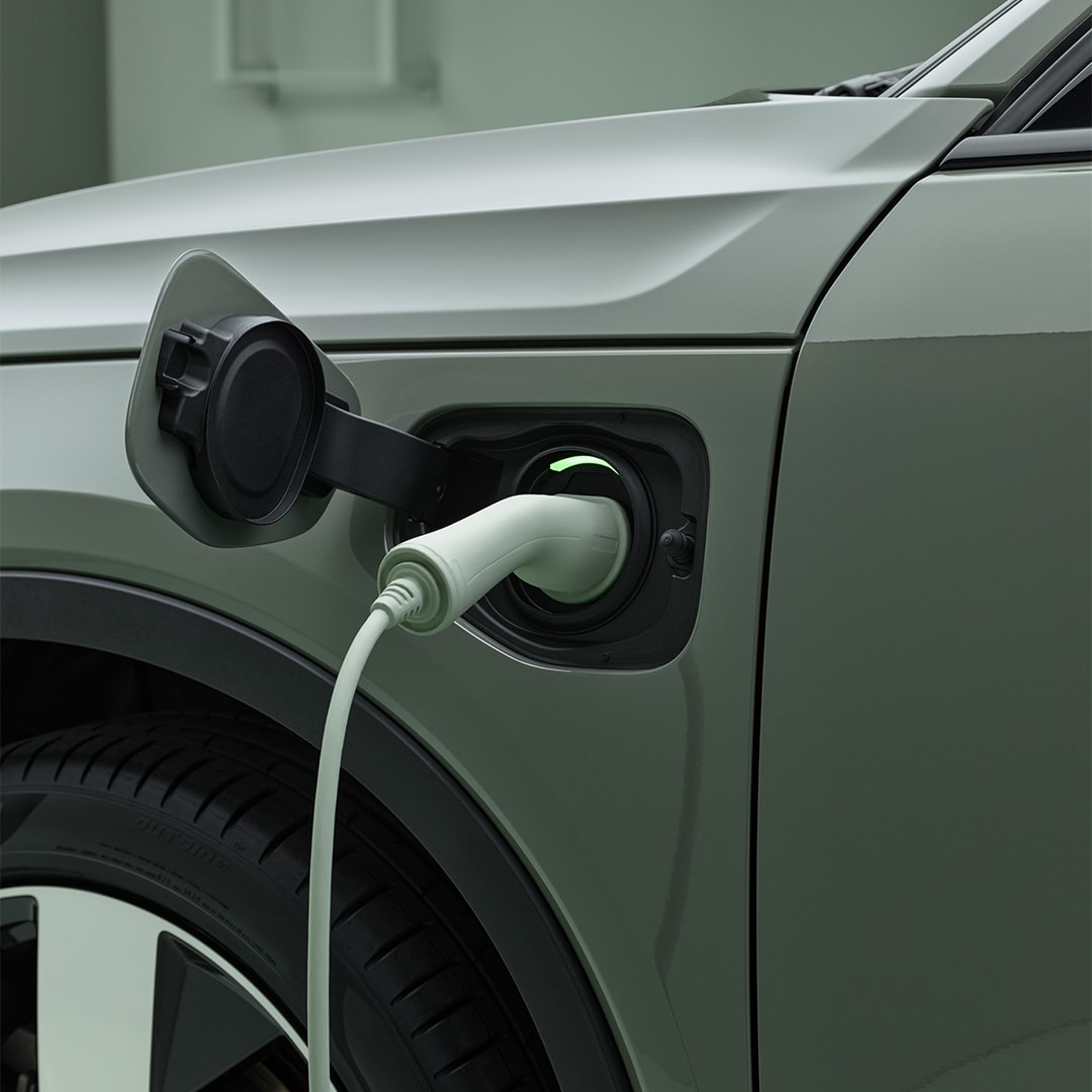 Ladegerät auf der linken Seite des Volvo XC40 Recharge Plug-in Hybrid.