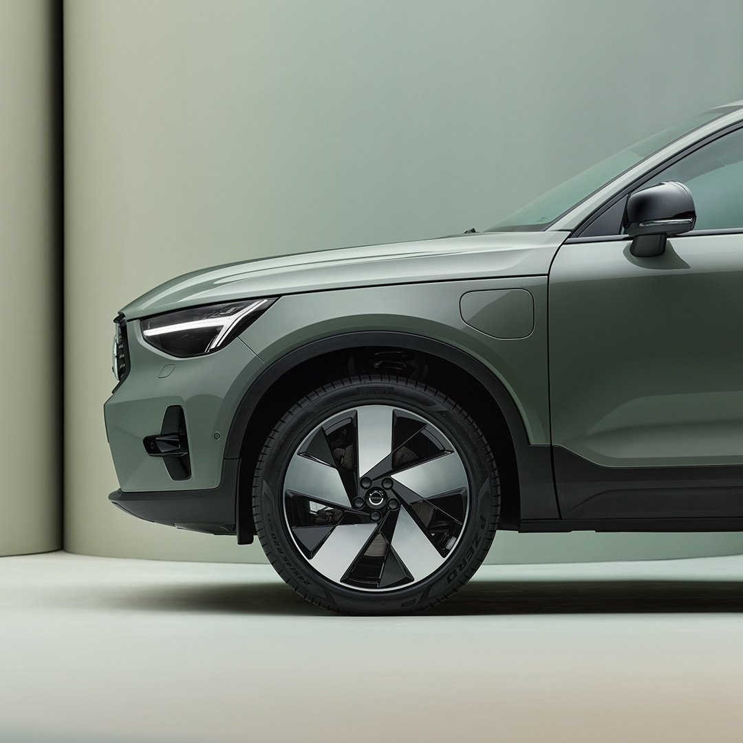 Design des enjoliveurs et des roues d'un Volvo XC40 Recharge hybride rechargeable.