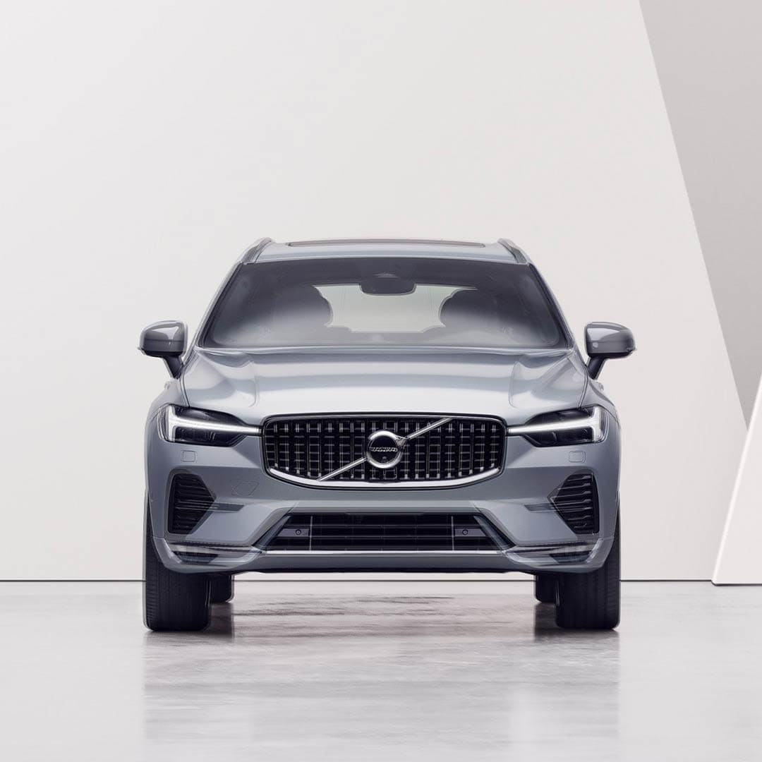 L'avant d'un Volvo XC60 arborant la calandre et les phares au design emblématique Volvo.