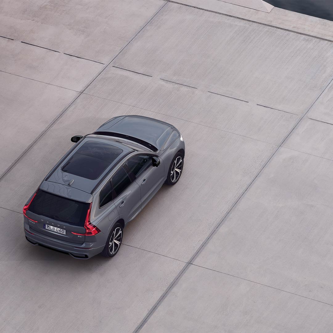 Volvo XC60 高效輕油電休旅車的側面外觀。